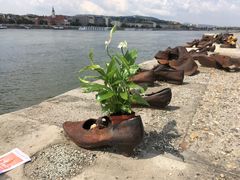 -多瑙河畔鞋履雕塑