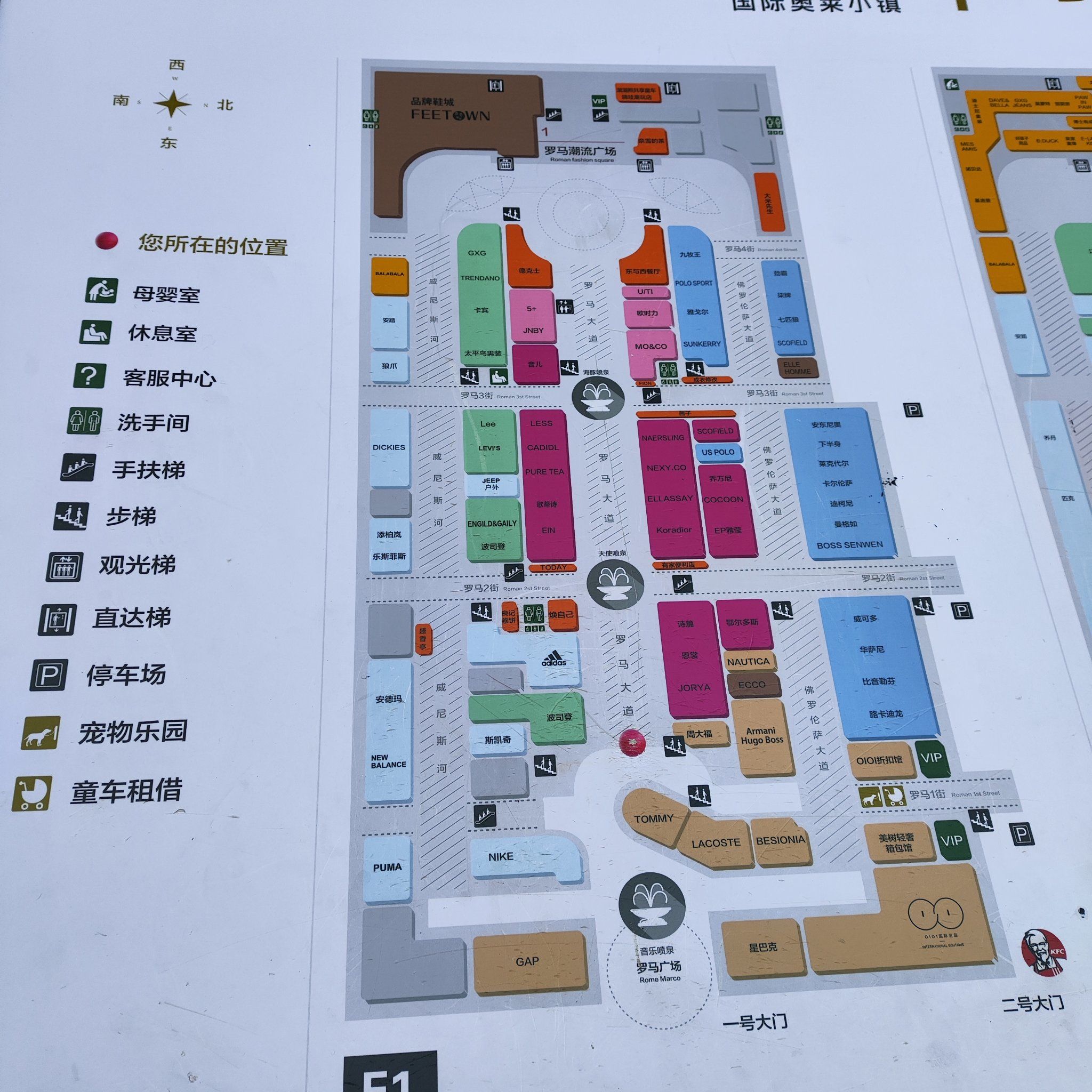 不收费
品牌都是比较热门的品牌
吃饭的店和品类不多,主要购物