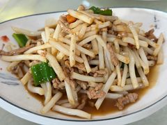 野白茅根炒肉丝-胡老三家土菜馆·老店地方特色菜·招牌茅山地锅老鹅