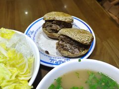 烧饼夹烧牛羊肉-老爆肚满五香烧牛羊肉