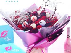 【红玫瑰搭黑蔷薇】女士鲜花花束-法兰之吻蛋糕甜品(大望路店)