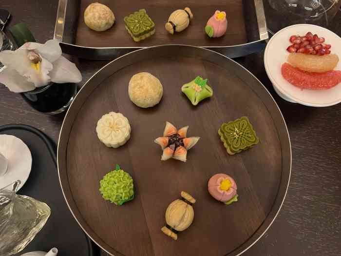 团购了疯帽子下午茶,双人份结果四个人都吃不完…量蛮大的…但甜点