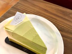 抹茶渐变慕斯-彳亍咖啡·这里(水湾路店)