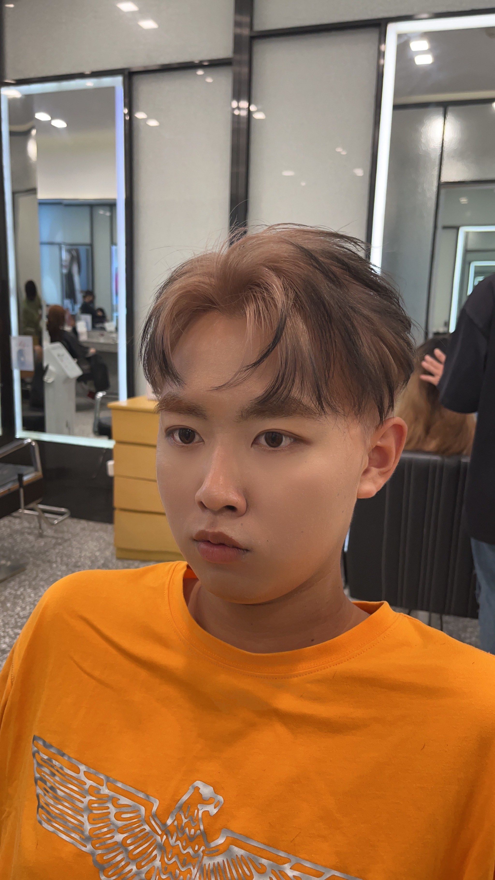 染
颜色需要漂发,具体几遍看发质
不建议肤色暗沉偏黑的男生染