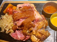 慕尼黑风味脆皮猪肘-蜜桃花开·中西融合菜E&W(南长街店)