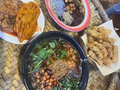 -爆炸头阿姨小四川正宗川味小吃(无任何分店)