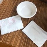 向我递出她的两张Hello Kitty餐巾纸