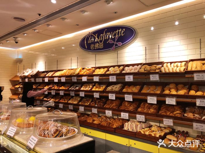 老佛爷饼店面包甜点陈列柜图片