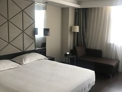 -桔子酒店(上海西藏北路地铁站店)