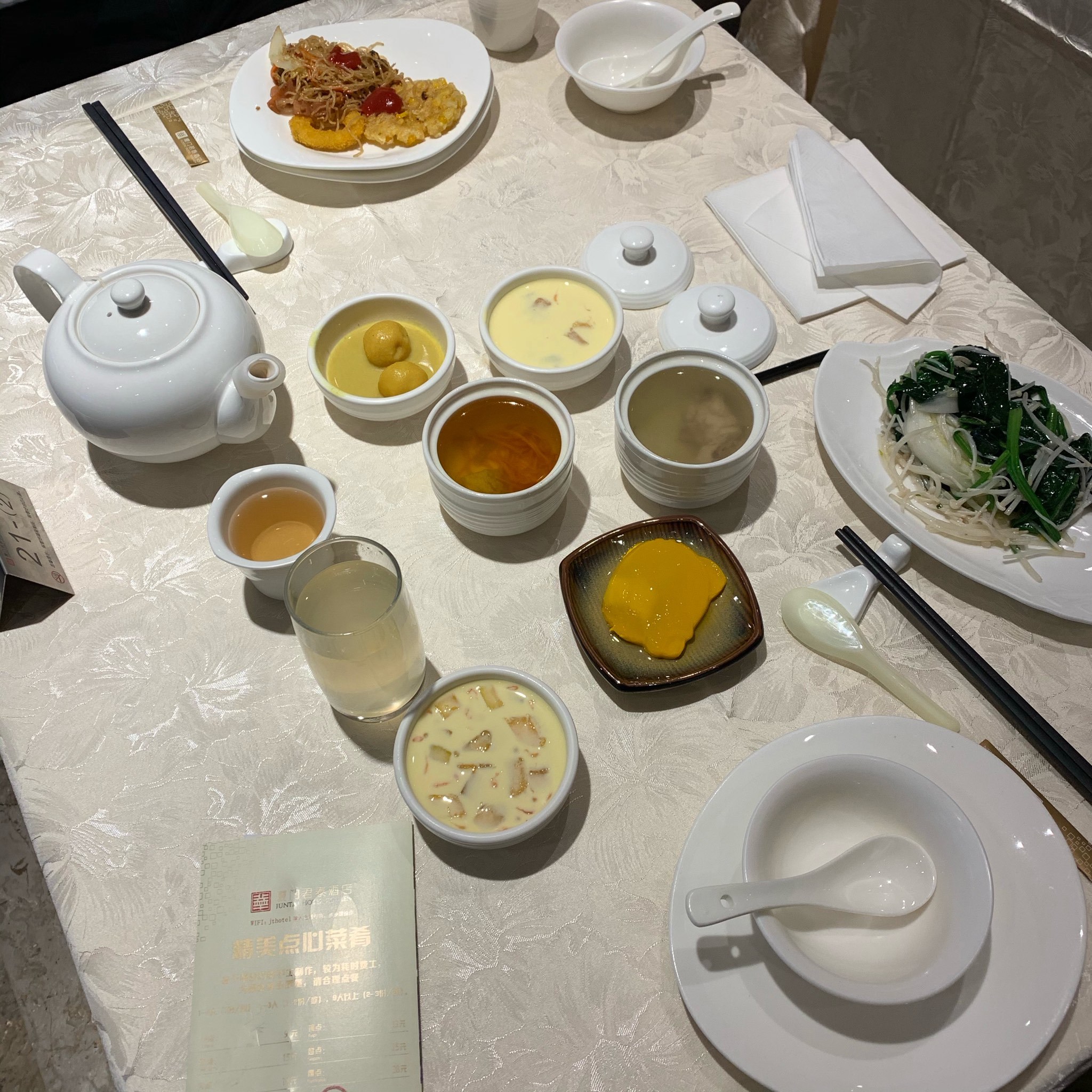 在君泰酒店的一楼,中午去都是一堆人,,茶