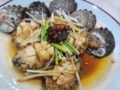 油泼鲍鱼-天伦海鲜·老味道·青岛菜(栈桥天主教堂店)