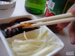 沾了甜面酱的烤鸭-北京全聚德(天安门店)