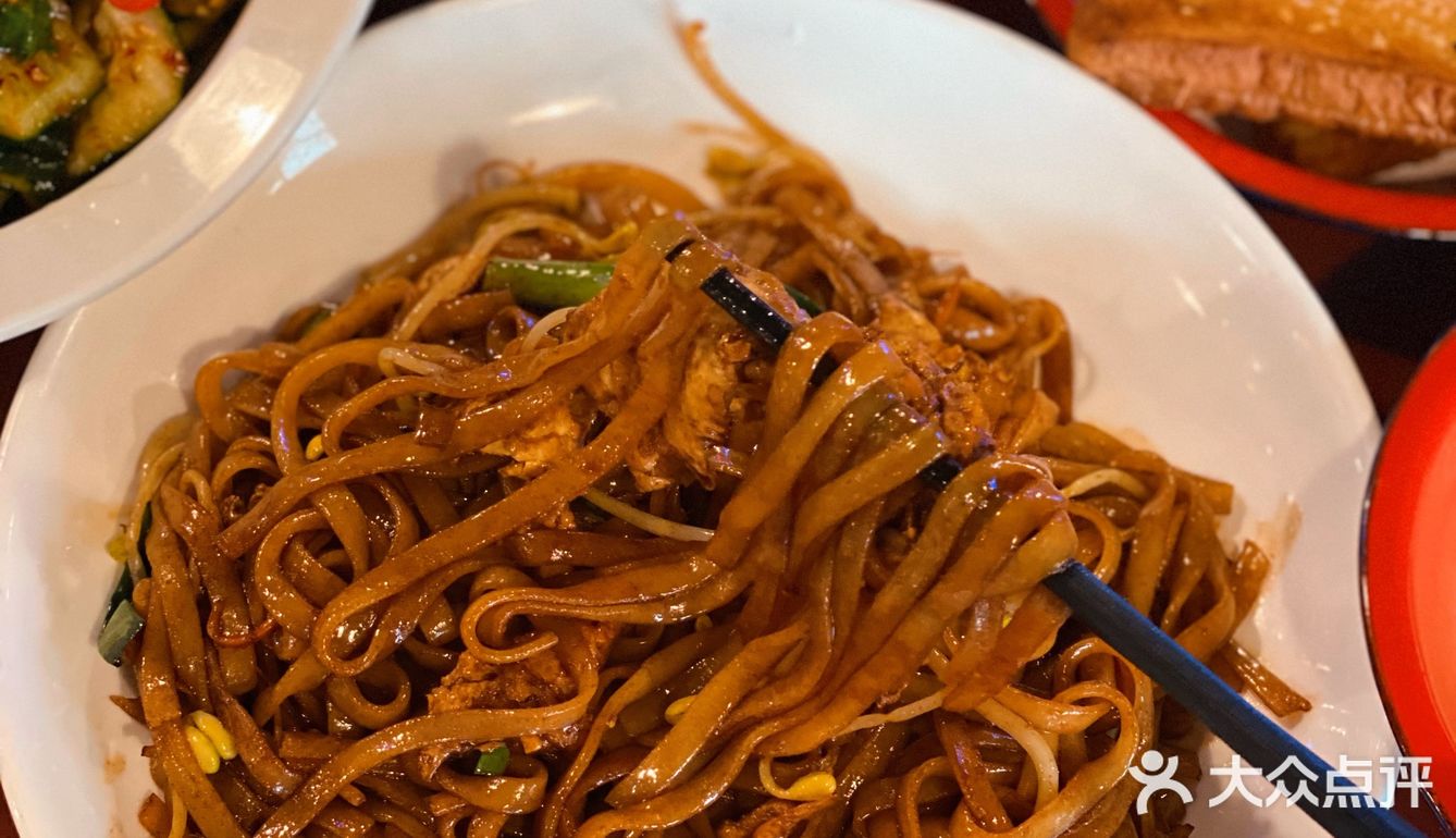 中山探店| 风味烧烤留住人间烟火气的东北饭堂