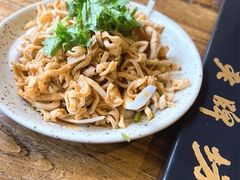 -老牌坊云南鱼豆花火锅(爱建店)
