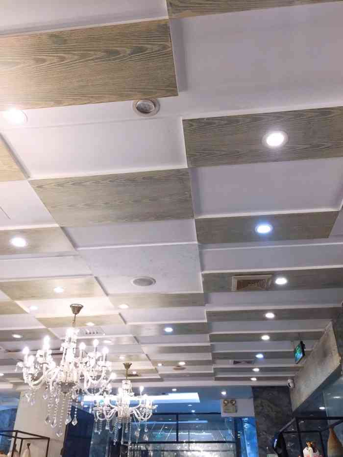 长城弘基广场-"这个广场造的靠近地铁曹杨路站,11号线和.