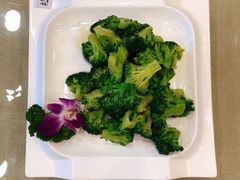 清炒西兰花-东四民芳餐厅(世茂工三店)