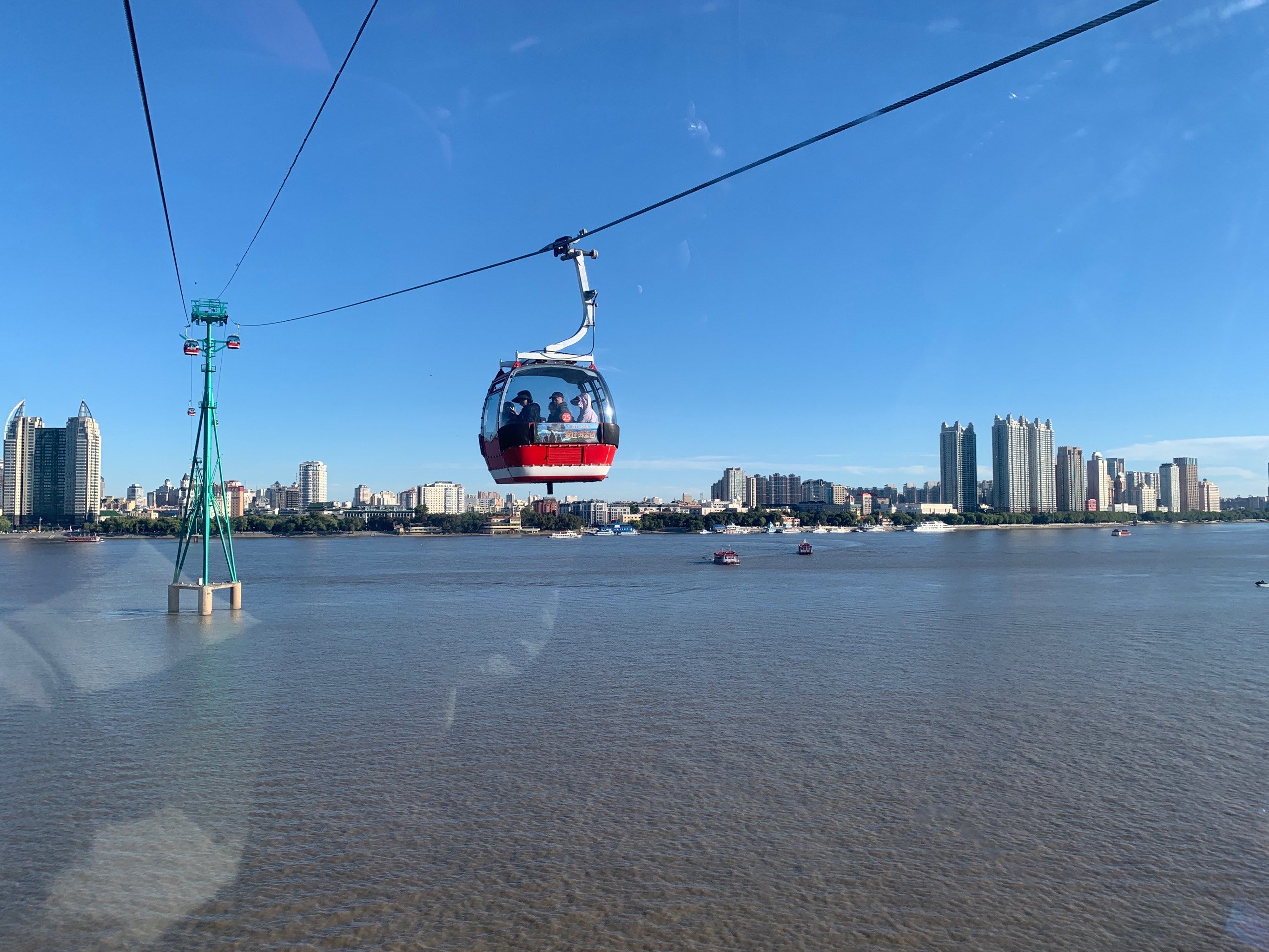 城景下的缆车掠影