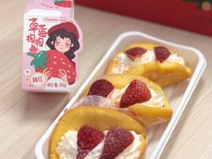 草莓抱抱卷-TOUCH泰奇(宝杨宝龙广场店)