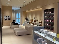 -URBAN REVIVO(济南领秀城贵和购物中心店)