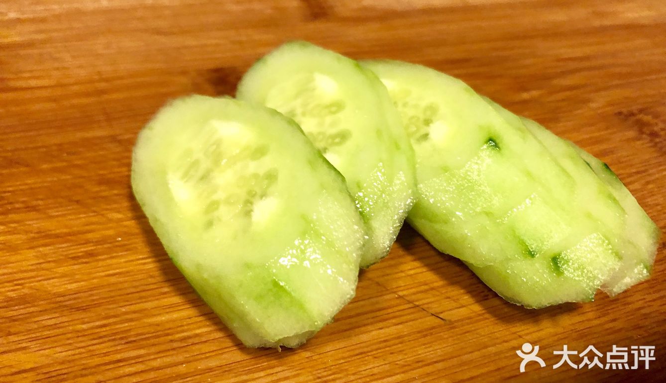 一盘适合夏天的超级简单凉拌黄瓜