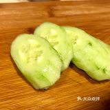 一盘适合夏天的超级简单凉拌黄瓜