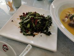 肉沫榄菜四季豆-新天明砂锅鱼头煲