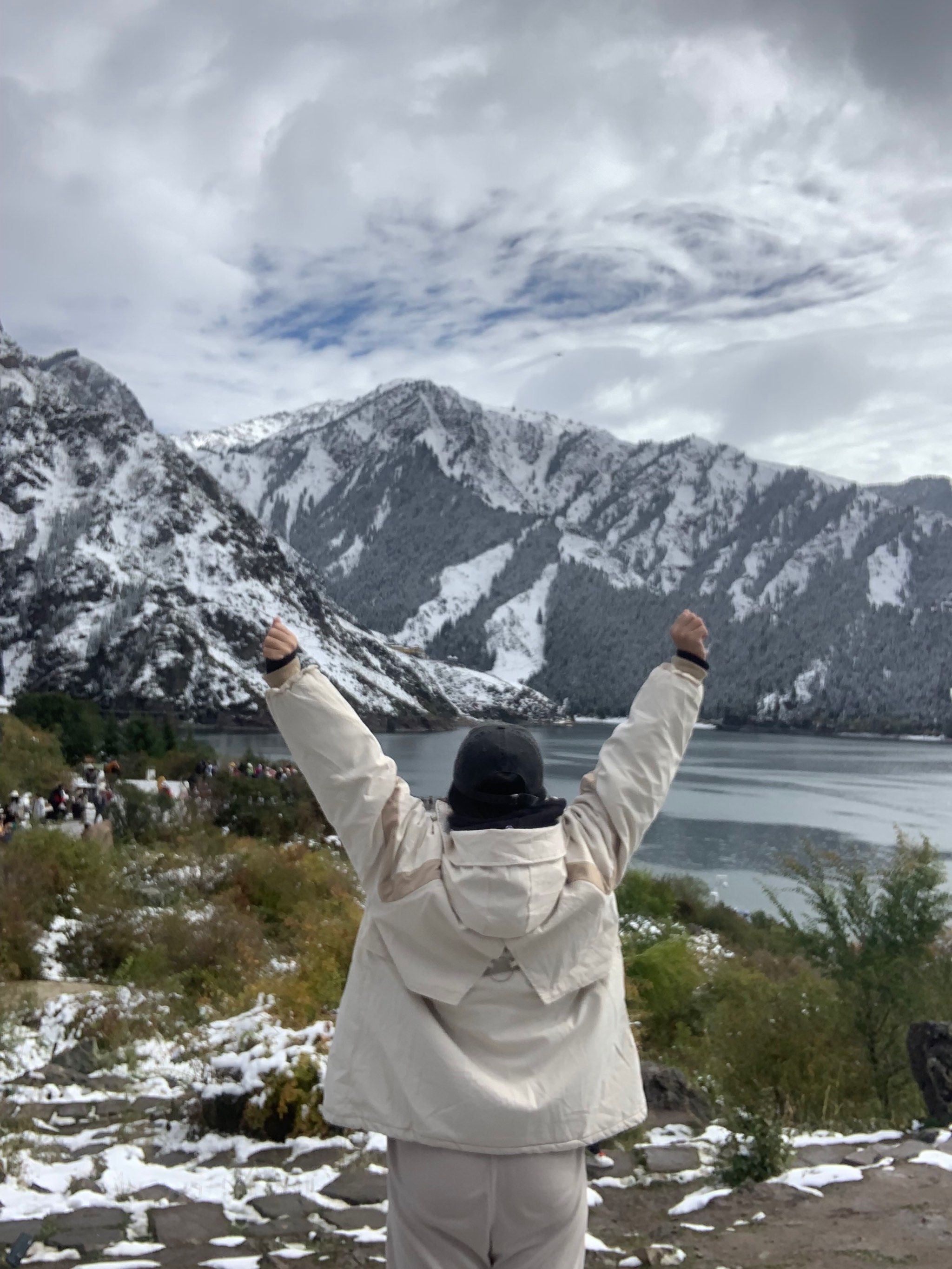 新疆天山天池下雨天图片
