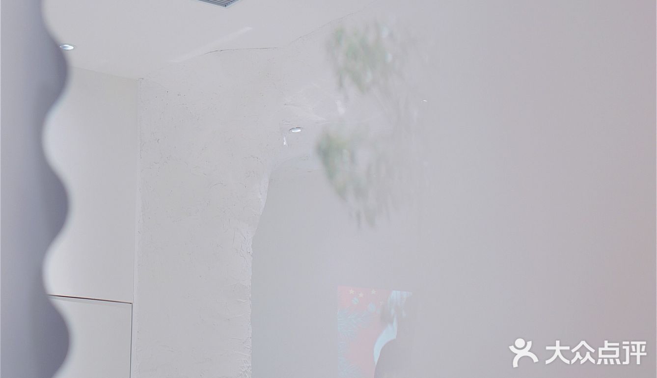 洞穴式纯白咖啡店｜滤镜我要的白是温柔的白