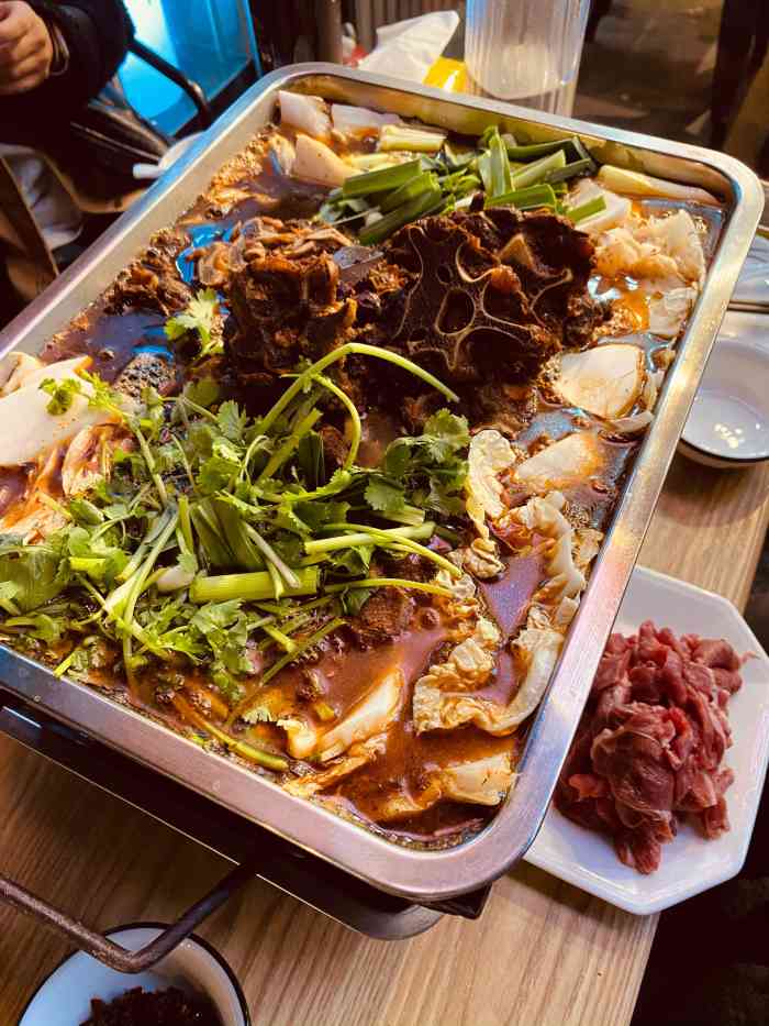 张记碳锅羊肉大排档-"家附近的一家小店,店里应该都是自家人在帮.