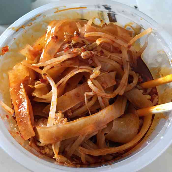 个人最爱肉酱米线.外卖贴94 叫了个肉酱米线77擀面皮.