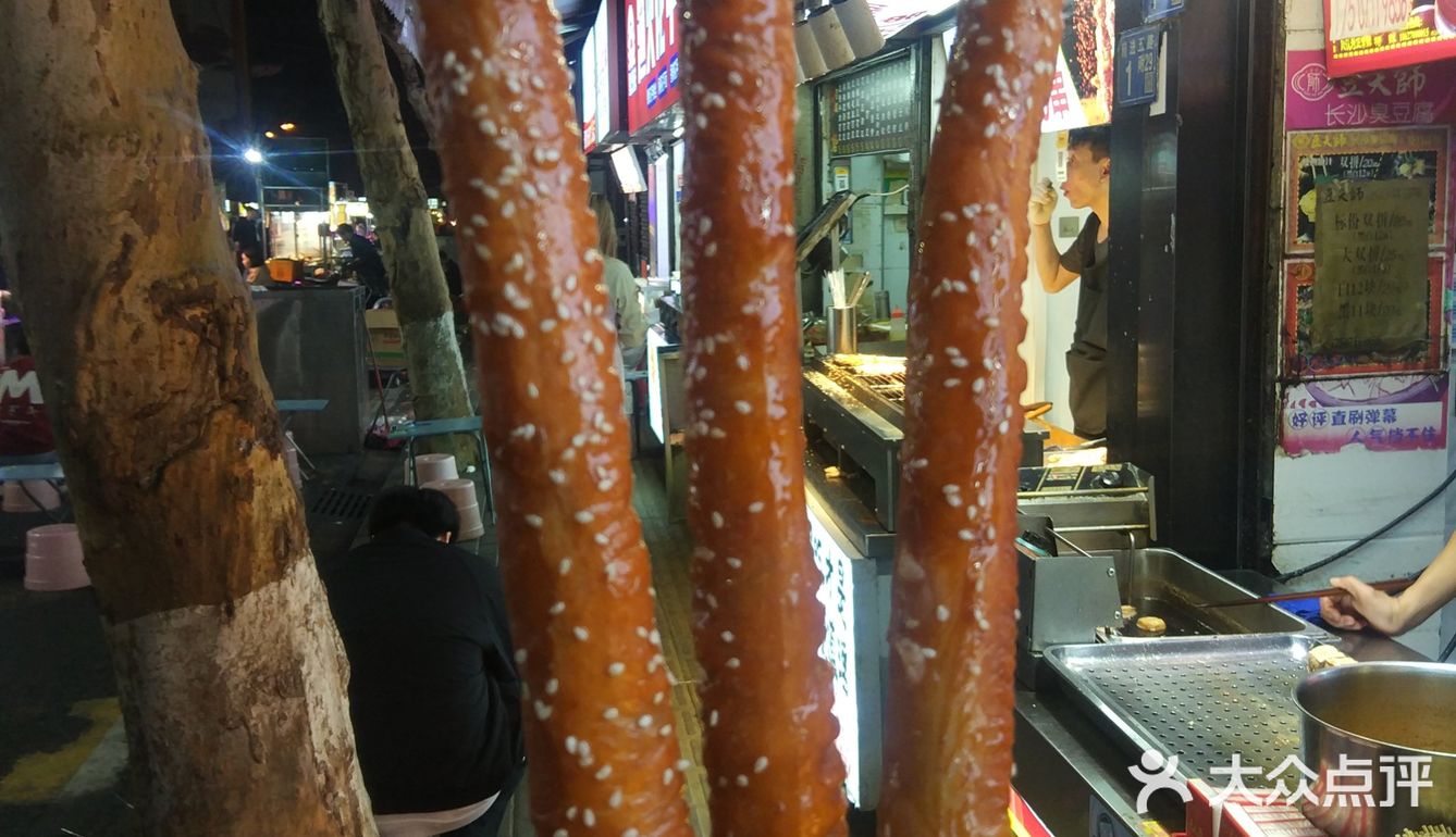 🔥火爆全网的前进五路水塔街烤猪蹄到底啥味？