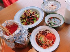 都匀毛尖奶茶-包整·丝娃娃(一览甲秀楼风景店)