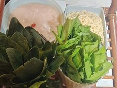 -东巴婆婆云南鱼豆花火锅(大东门店)