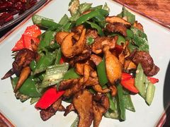 青椒炒牛肝菌-缘生态云南菜·野生菌庭院餐厅(华侨城店)