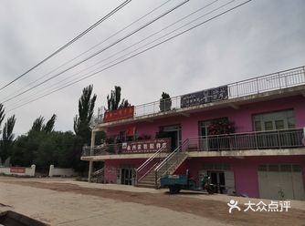 和姐妹一起追逐伊犁河上游源头，有牛群在嬉戏