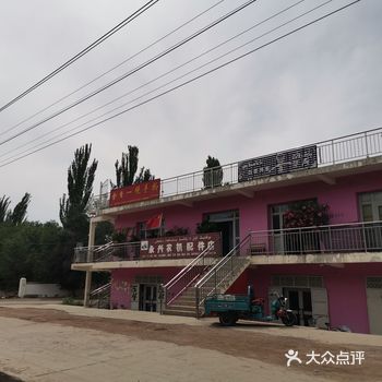 和姐妹一起追逐伊犁河上游源头，有牛群在嬉戏