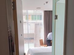 -卡罗酒店(东门晒布地铁站店)