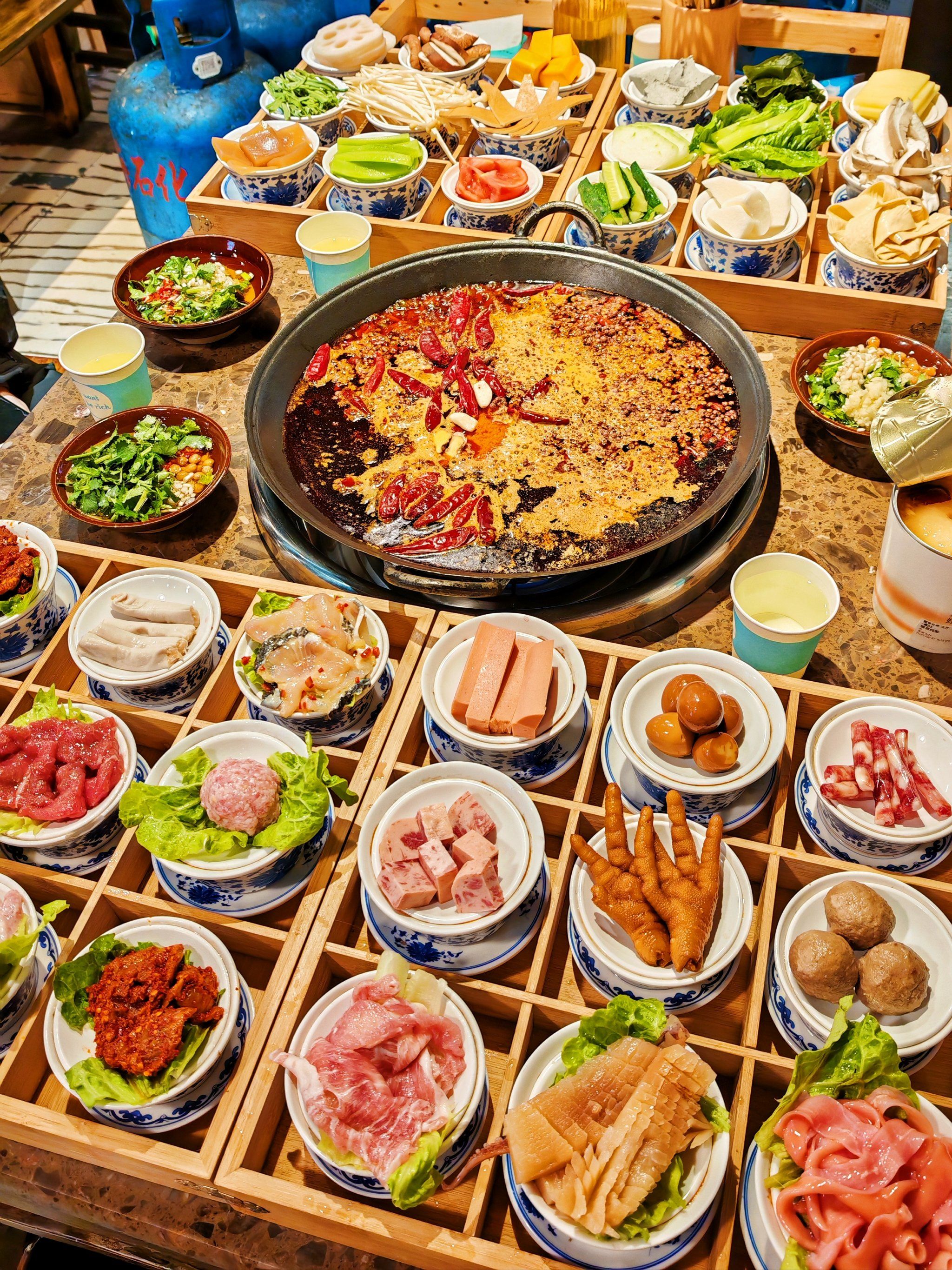 玉林人气老火锅,36道手工菜盖碗盛宴