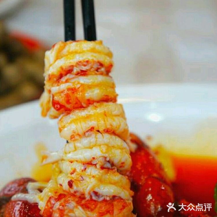 剥了一堆之后再用筷子穿起来，然后去蘸汤汁