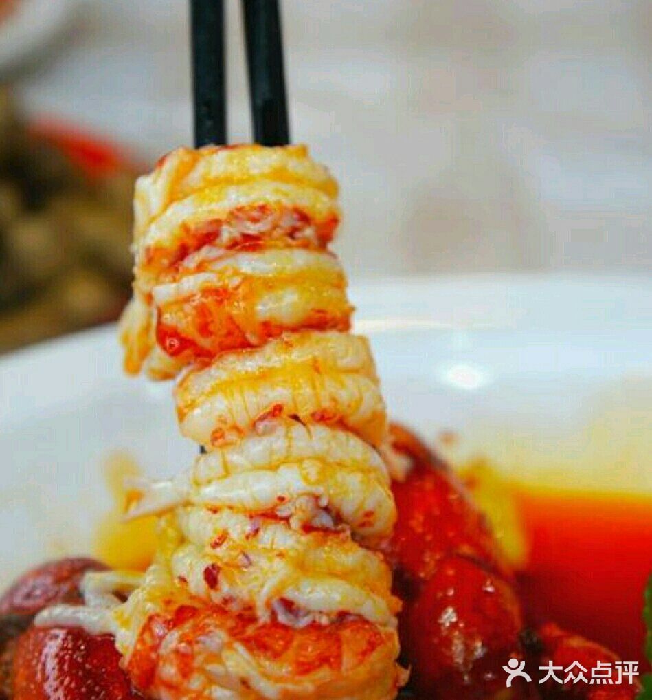 剥了一堆之后再用筷子穿起来，然后去蘸汤汁