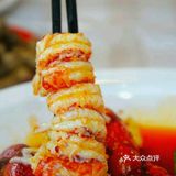 剥了一堆之后再用筷子穿起来，然后去蘸汤汁