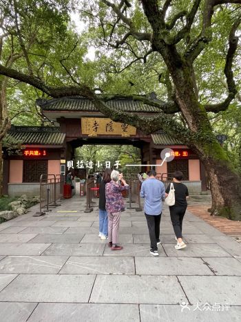 古人不像现代人匆忙。可以花时间雕刻山中大石。沿着走。