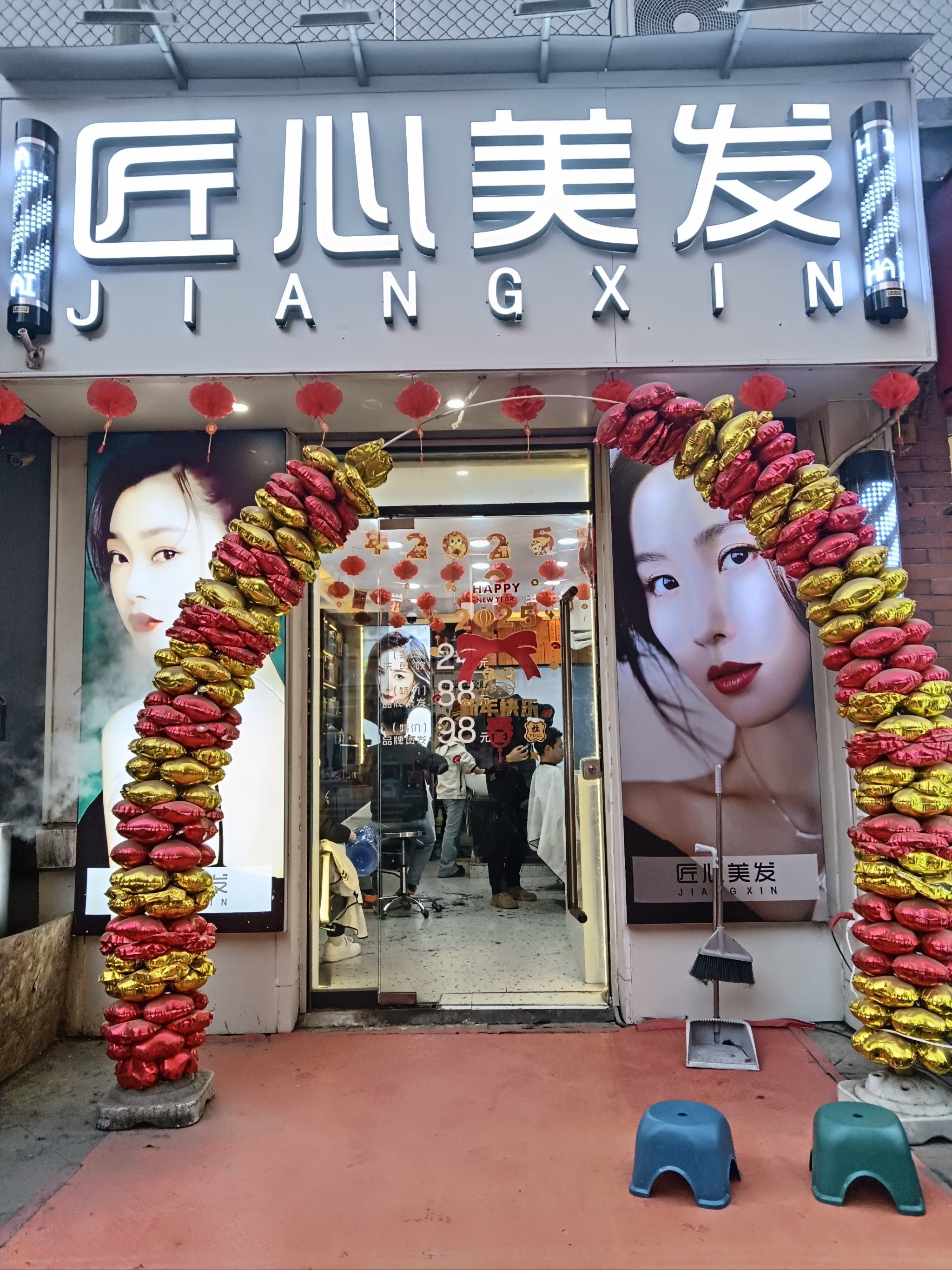 ?剪刀咔嚓间仿佛魔术师在手发型师小哥哥/小姐姐不仅颜值在线