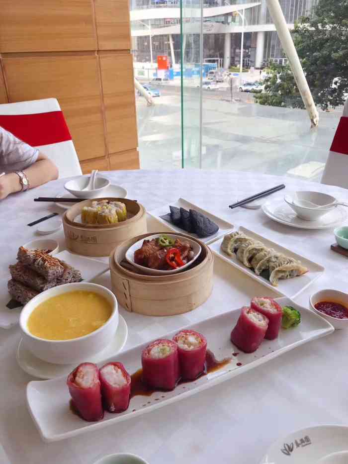 春满园(粤海大厦店)-"双休日去饮早茶,人好多的,加了一张台,勉.
