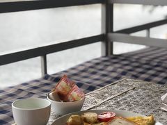 -Lake Shore Hotel & Restaurant