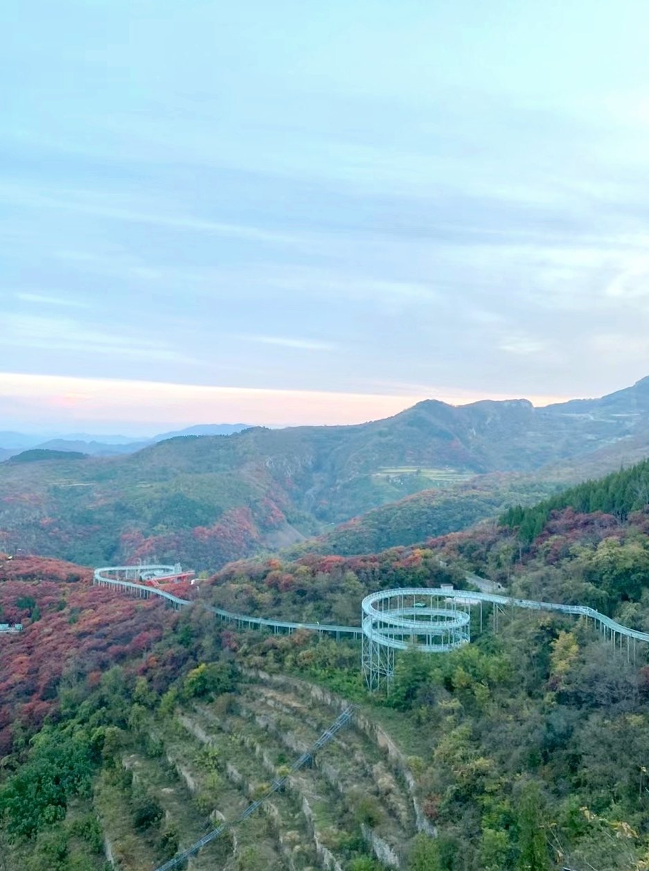 红叶柿岩景区玻璃栈道图片