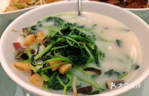 Steamed Chicken with Fresh Spinach in Superior Broth