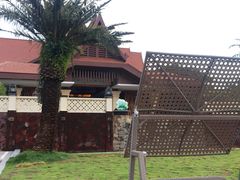 室外泳池旁-西双版纳融创皇冠假日度假酒店