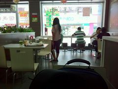 大堂-华莱士·全鸡汉堡(湛江新华店)