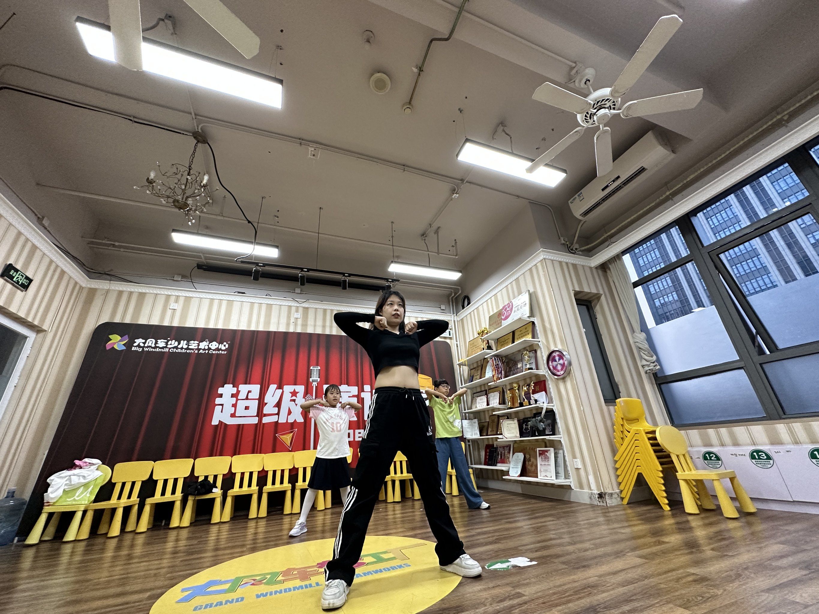 大风车梦工厂#街舞 老师教的好,小朋友很认真呀